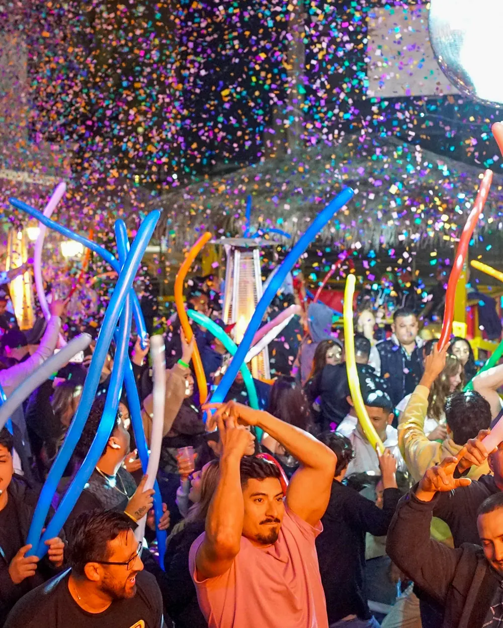 Lluvia de confeti sobre la pista durante una noche especial en Deck on the beach