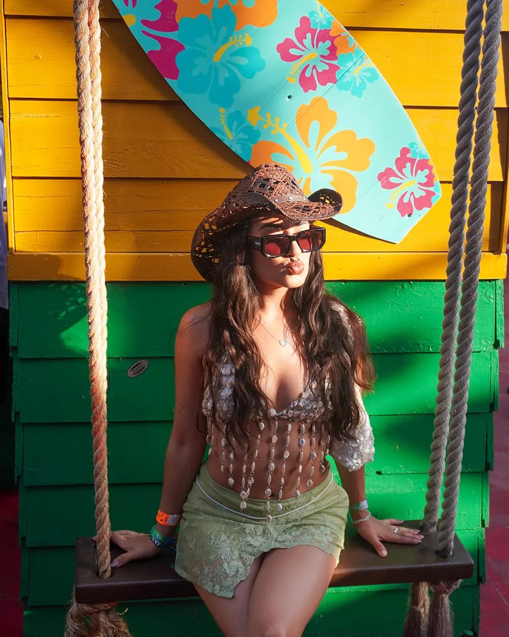 Ambiente de día en Deck on the beach con decoración tropical